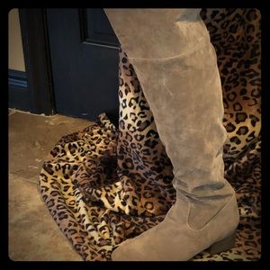 Thigh-high faux suede boots 🌶🌶🌶🌶💯